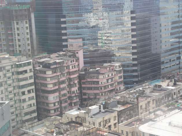 部屋からみる香港上海銀行の外観